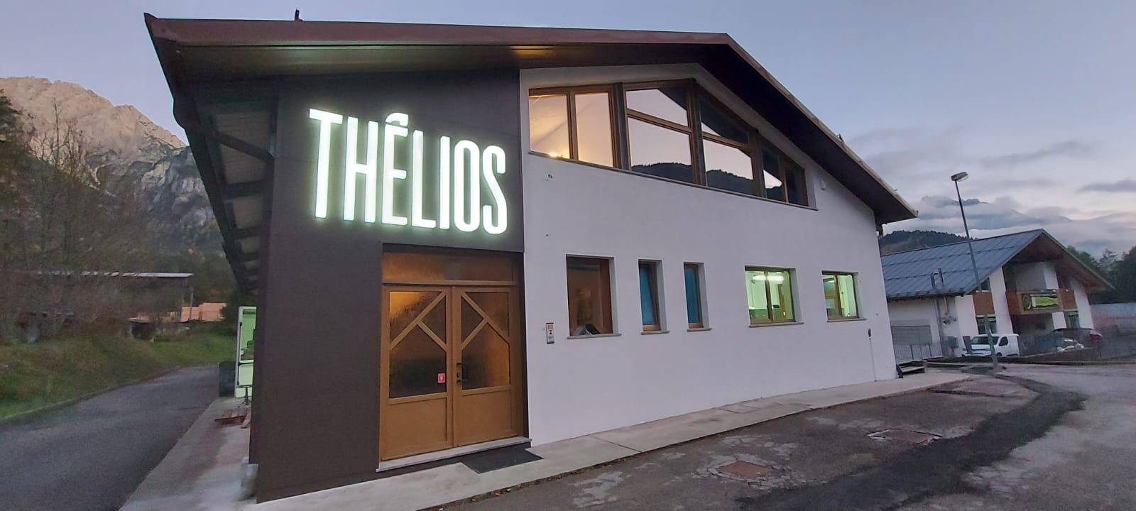 Insegna con lettere a luce diretta